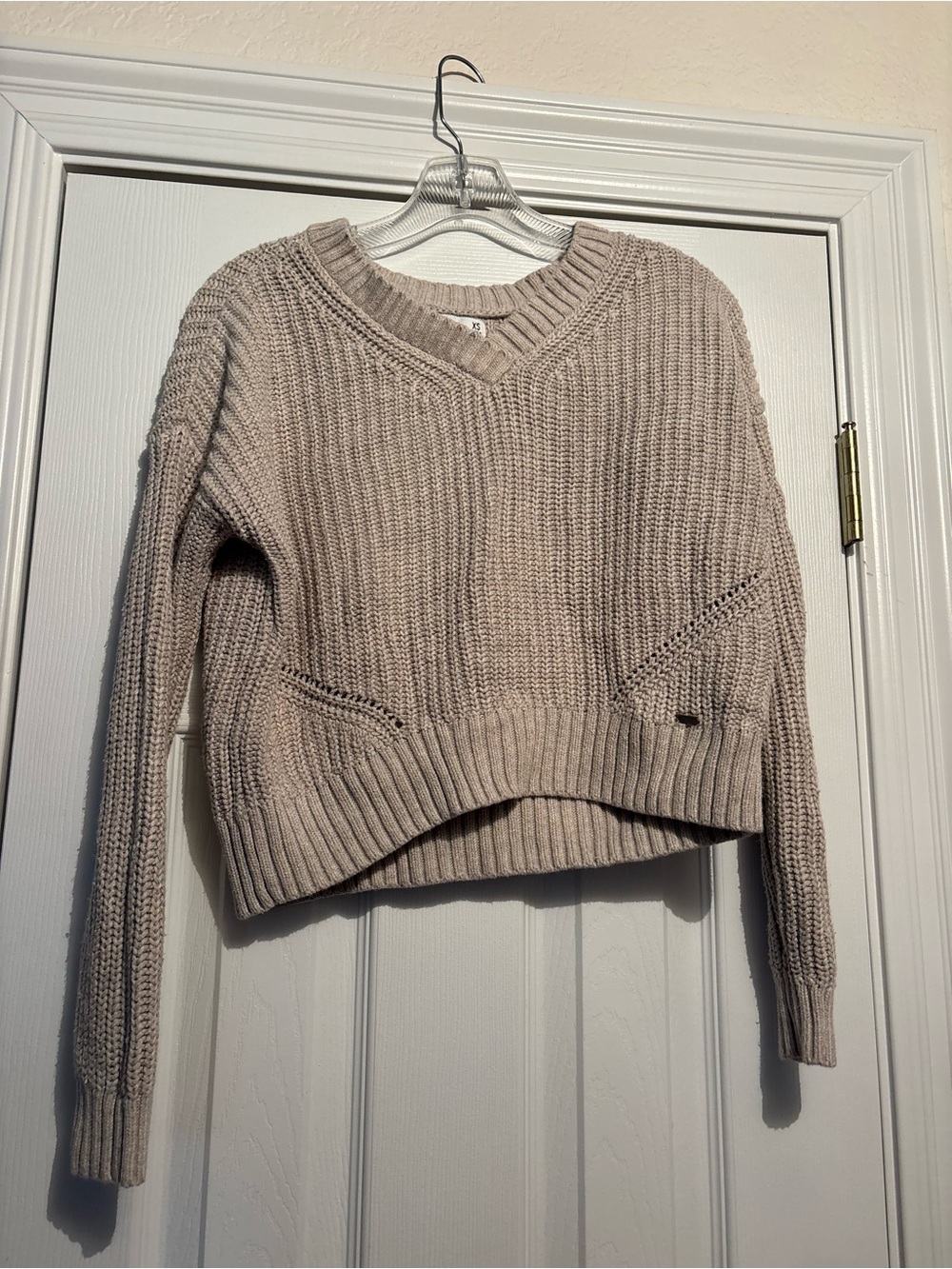 Hollister Women's V-Neck Chunky Knit Sweater — Light Beige